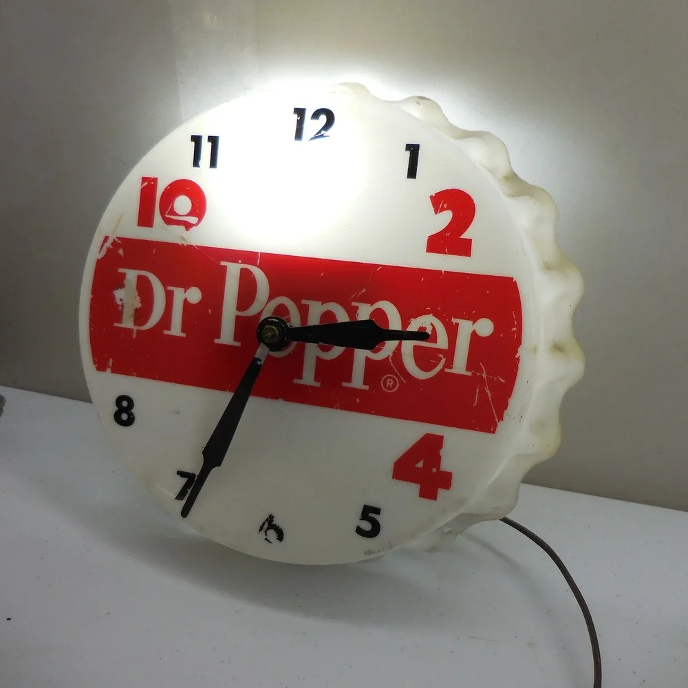 Vintage Dr Pepper Bottle Cap Light Up Wall Clock Tommy Tucker Plastics Retro